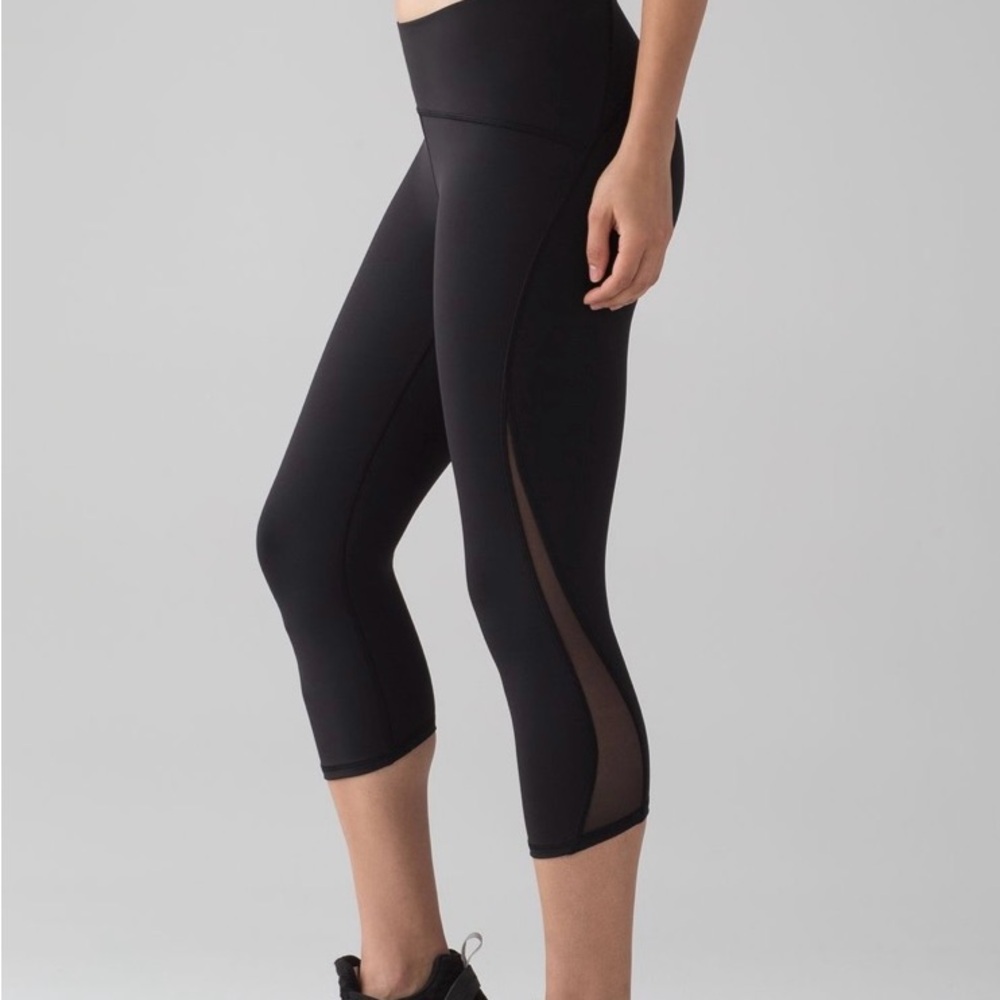 Lululemon Train Crop size 6 black 17”